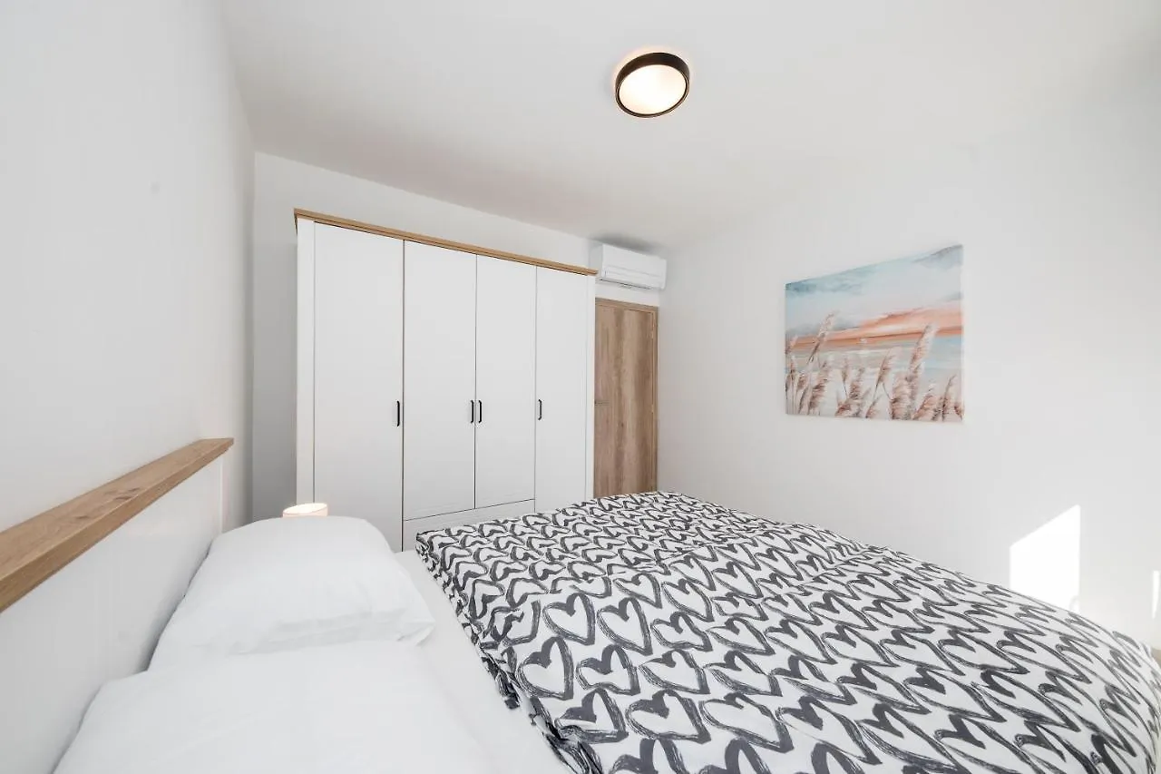Apartment Peaceful Haven Near The Sea-Apartments Torlak Rab Banjol